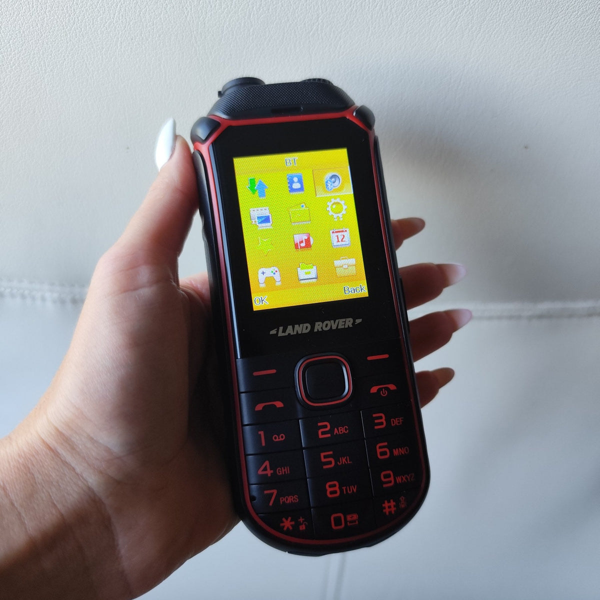 Robusni Land Rover mobilni telefon Dual SIM – Baterija 10.000 mAh, snažan zvučnik i odličan signal za nepristupačne terene