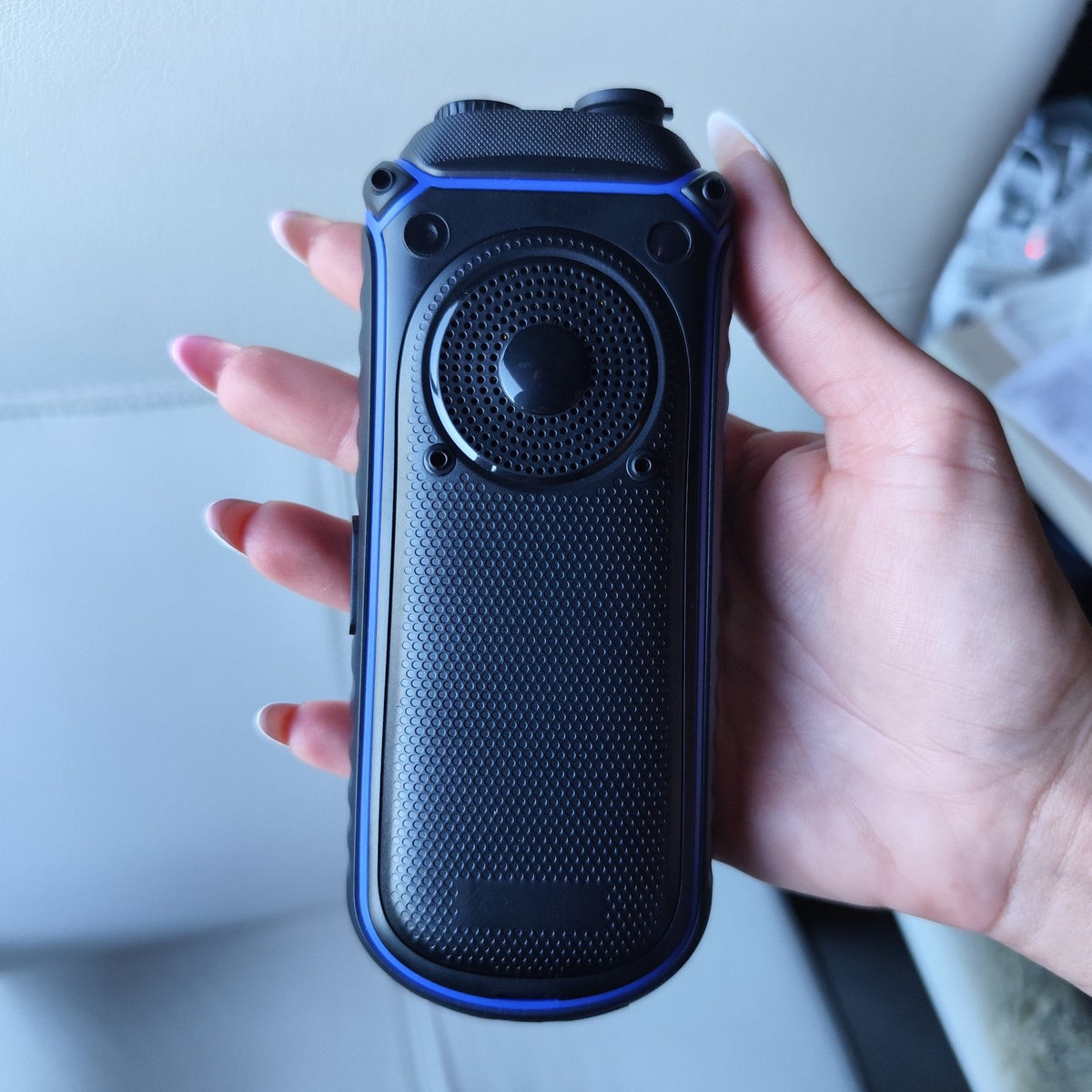 Robusni Land Rover mobilni telefon Dual SIM – Baterija 10.000 mAh, snažan zvučnik i odličan signal za nepristupačne terene